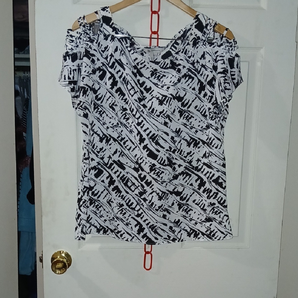 BCBGeneration Black & White Cold-Shoulder Print Blouse
